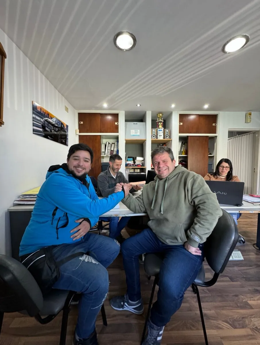 Juan Manuel se da la mano con un cliente en la oficina del local
