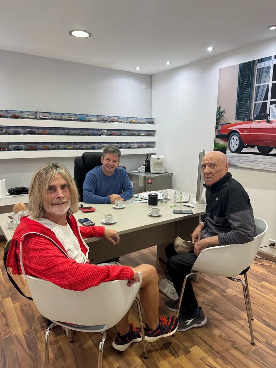 Juan Manuel con dos clientes, una señora y un señor, en la oficina