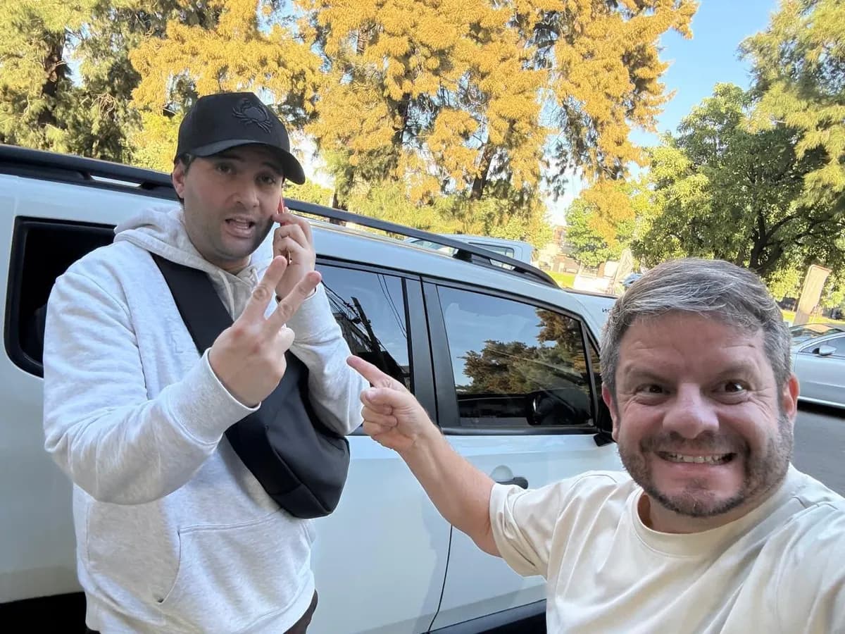 Selfie de Juan Manuel con un cliente que muestra su camioneta blanca